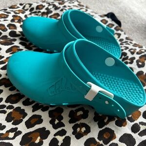Calzuro Teal Clogs w sports mode straps 😏